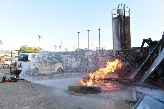 שריפה במפעל בשדרות בעקבות פגיעה ישירה, 13 בנובמבר 2018 (ראובן קסטרו) שריפה במפעל בשדרות בעקבות פגיעה ישירה, 13 בנובמבר 2018 (ראובן קסטרו)