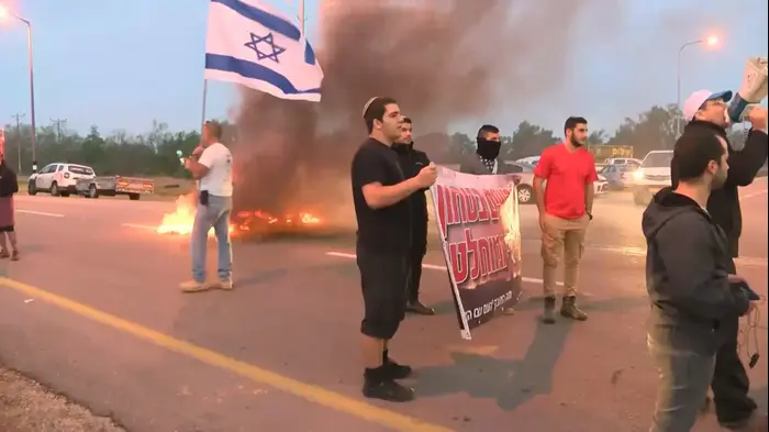 תושבי עוטף עזה הפגינו בדרום במחאה על הפסקת האש (שלומי גבאי) תושבי עוטף עזה הפגינו בדרום במחאה על הפסקת האש (שלומי גבאי)