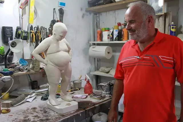 הפסל עמוס רדליך בסטודיו שלו בערד (מערכת וואלה! NEWS , אורלי גנוסר)