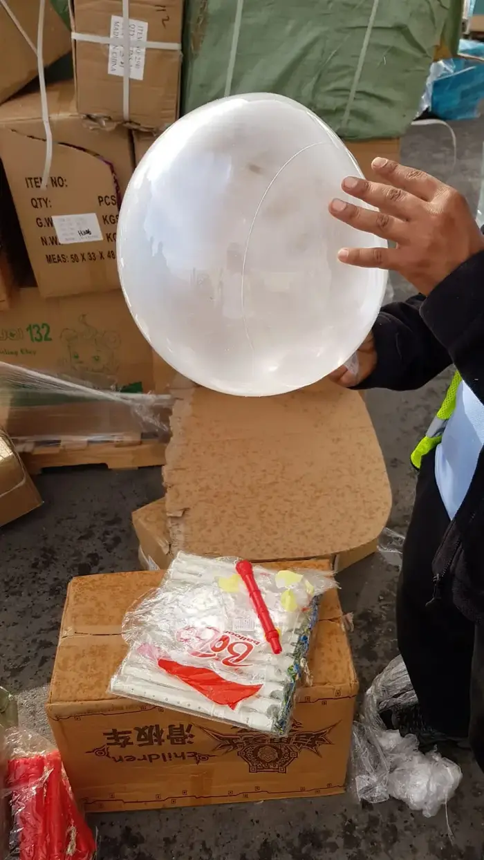 אלפי בלונים נתפסו במעבר כרם שלום בדרכם לעזה (מערכת וואלה! NEWS , מתפ"ש) אלפי בלונים נתפסו במעבר כרם שלום בדרכם לעזה (מערכת וואלה! NEWS , מתפ"ש)