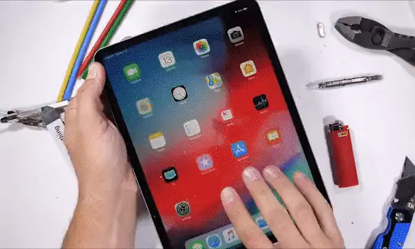 אייפד פרו 2018 מתעקם (צילום מסך)