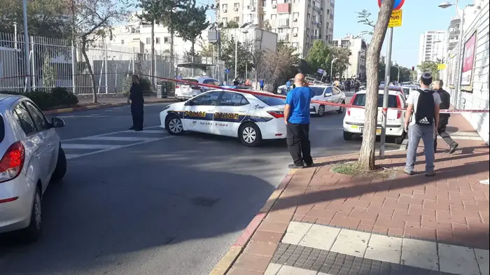 רצח בחולון (מערכת וואלה! NEWS , מקור אמין) רצח בחולון (מערכת וואלה! NEWS , מקור אמין)