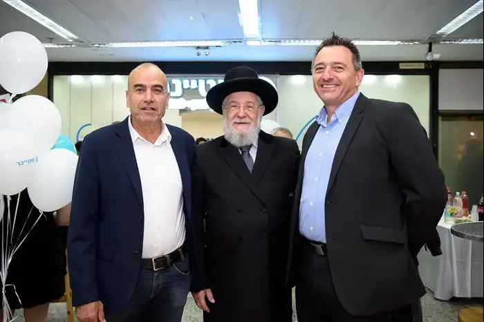 אריק שטיינר, ישראל לאו, יום טוב סמיה (יח"צ , שמוליק חזן) אריק שטיינר, ישראל לאו, יום טוב סמיה (יח"צ , שמוליק חזן)