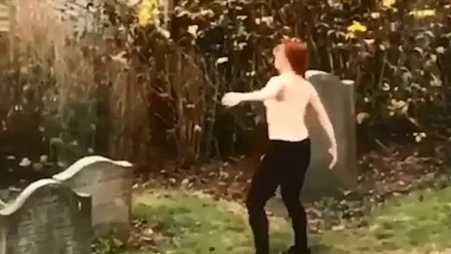 אישה רוקדת בעירום בבית קברות (צילום מסך) אישה רוקדת בעירום בבית קברות (צילום מסך)