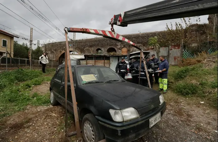 פשיטה של משטרת איטליה על וילות של המאפיה בבירה רומא, 20 בנובמבר 2018 (AP) פשיטה של משטרת איטליה על וילות של המאפיה בבירה רומא, 20 בנובמבר 2018 (AP)