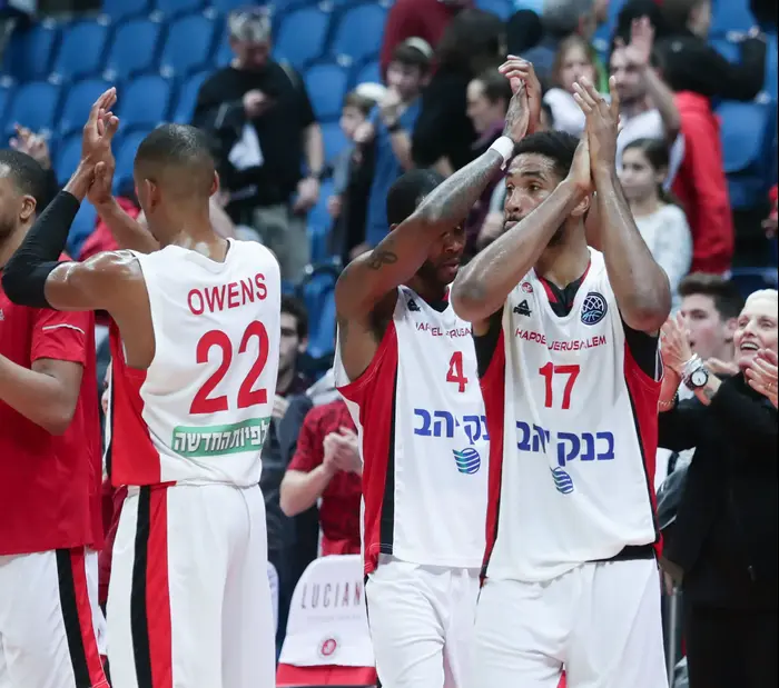 שחקני הפועל ירושלים כריס ג'ונסון, ג'וש אואנס, ג'יימס פלדין (דני מרון) שחקני הפועל ירושלים כריס ג'ונסון, ג'וש אואנס, ג'יימס פלדין (דני מרון)