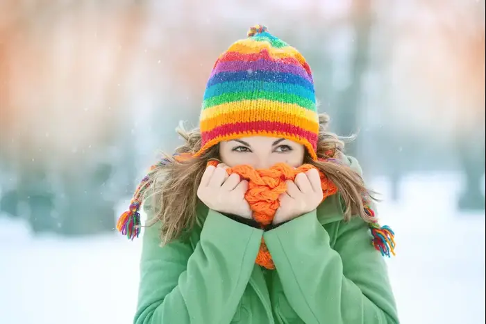 אישה לבושה בבגדי חורף (ShutterStock) אישה לבושה בבגדי חורף (ShutterStock)