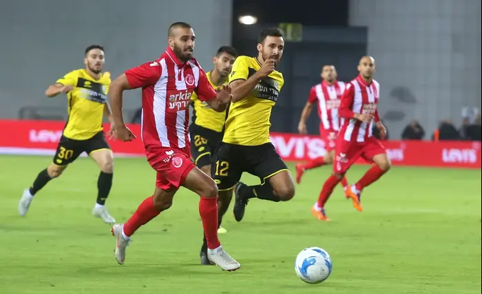 רמזי ספורי שחקן הפועל תל אביב מול ג'ונתן בורנשטיין שחקן מכבי נתניה (קובי אליהו)