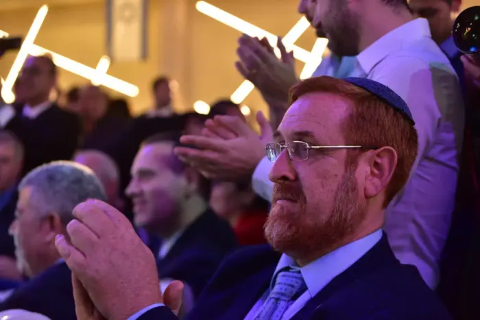 ח"כ יהודה גליק בטקס הדלקת נר שני של חנוכה במעמד גדעון סער באור יהודה, 3 בדצמבר 2016 (ניב אהרונסון) ח"כ יהודה גליק בטקס הדלקת נר שני של חנוכה במעמד גדעון סער באור יהודה, 3 בדצמבר 2016 (ניב אהרונסון)