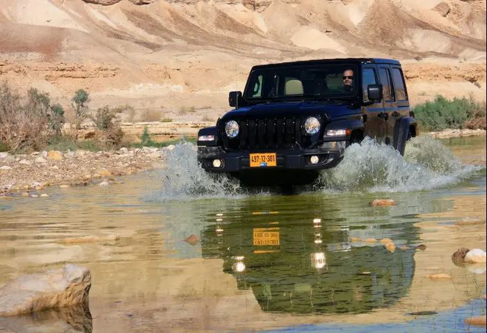 מבחן ראשון בג'יפ רנגלר החדש (ניר בן טובים , רמי גלבוע) מבחן ראשון בג'יפ רנגלר החדש (ניר בן טובים , רמי גלבוע)