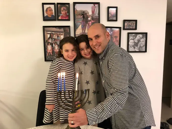 תמונה של משפחת שרוני עם החנוכייה (מערכת וואלה! NEWS , באדיבות המצולמים) תמונה של משפחת שרוני עם החנוכייה (מערכת וואלה! NEWS , באדיבות המצולמים)