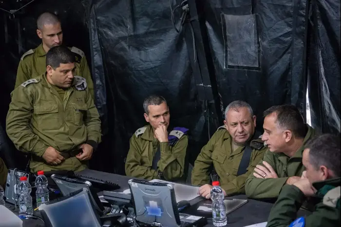 ראש המטה הכללי, רב-אלוף גדי איזנקוט, בהערכת מצב וסיור שקיים בגזרה הצפונית - 5/12 (דובר צה"ל)