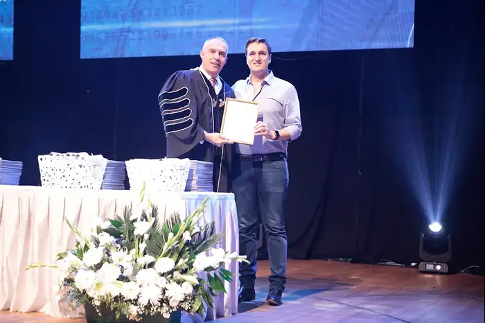 עמי מויאל, מעניק את "אות הבוגר" להראל טייב (יח"צ , אסף גאם הכהן)