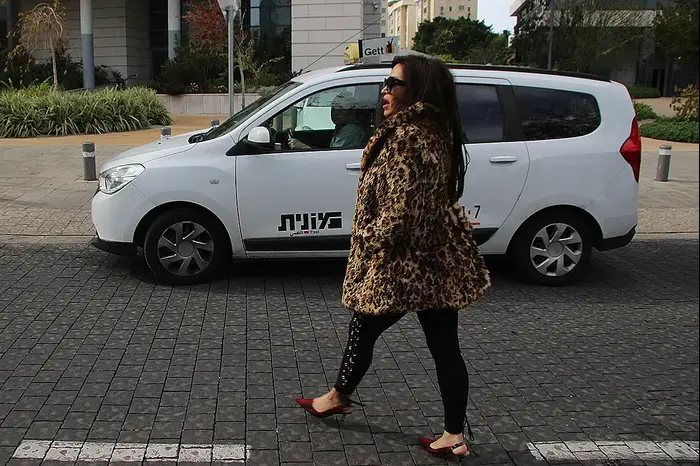 אביבית בר זוהר עולה על מונית (מערכת וואלה! NEWS , פול סגל)