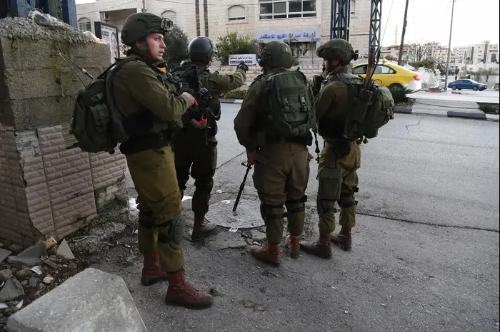 כוחות צה"ל, שב"כ ומג"ב ממשיכים במאמץ מבצעי ומודיעיני באיתור המחבלים מפיגוע הירי בצומת עופרה. (דובר צה"ל) כוחות צה"ל, שב"כ ומג"ב ממשיכים במאמץ מבצעי ומודיעיני באיתור המחבלים מפיגוע הירי בצומת עופרה. (דובר צה"ל)