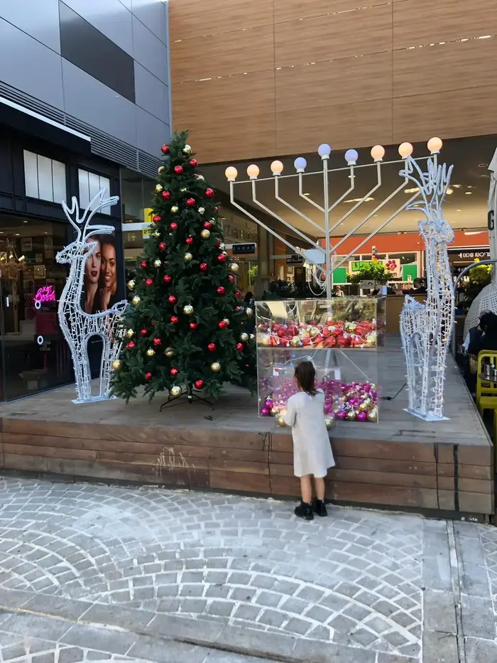עץ אשוח הוצב בביג אשדוד וגורם לסערה בעיר, 11 בדצמבר 2018 (מערכת וואלה! NEWS , אורי קריספין- אשדוד נט)