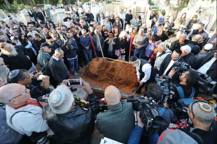 הלוויתו של יגאל בשן בית העלמין קרית שאול, דצמבר 2018 (ללא שם)