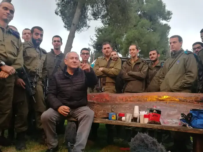 רה"מ בנימין נתניהו בפגישה עם לוחמים וראשי רשויות בצפון, 11 בדצמבר 2018 (מערכת וואלה! NEWS , אלי אשכנזי) רה"מ בנימין נתניהו בפגישה עם לוחמים וראשי רשויות בצפון, 11 בדצמבר 2018 (מערכת וואלה! NEWS , אלי אשכנזי)