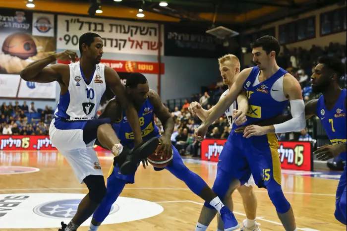 שחקני מכבי תל אביב טאריק בלאק, ג'ייק כהן, מול שחקן בני הרצליה הילטון ארמסטרונג (מגד גוזני) שחקני מכבי תל אביב טאריק בלאק, ג'ייק כהן, מול שחקן בני הרצליה הילטון ארמסטרונג (מגד גוזני)