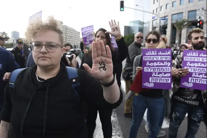 מחאה נגד אלימות נגד נשים, קריית הממשלה תל אביב, 12 בדצמבר 2018 (ראובן קסטרו) מחאה נגד אלימות נגד נשים, קריית הממשלה תל אביב, 12 בדצמבר 2018 (ראובן קסטרו)
