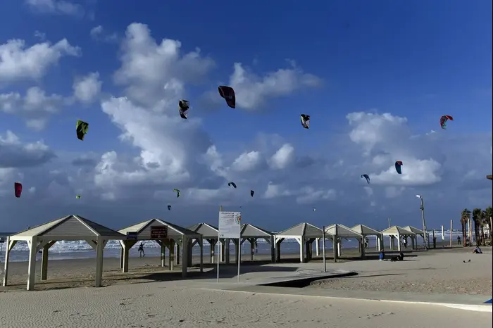 קייטסרפינג,גלישת עפיפונים באמצעות מצנח מיוחד ושימוש בכוח הרוח כדי לגלוש על גלשן קטן ממדים במים.צולם בחוף הים של ת"א, 12 בדצמבר 2018 (ראובן קסטרו) קייטסרפינג,גלישת עפיפונים באמצעות מצנח מיוחד ושימוש בכוח הרוח כדי לגלוש על גלשן קטן ממדים במים.צולם בחוף הים של ת"א, 12 בדצמבר 2018 (ראובן קסטרו)