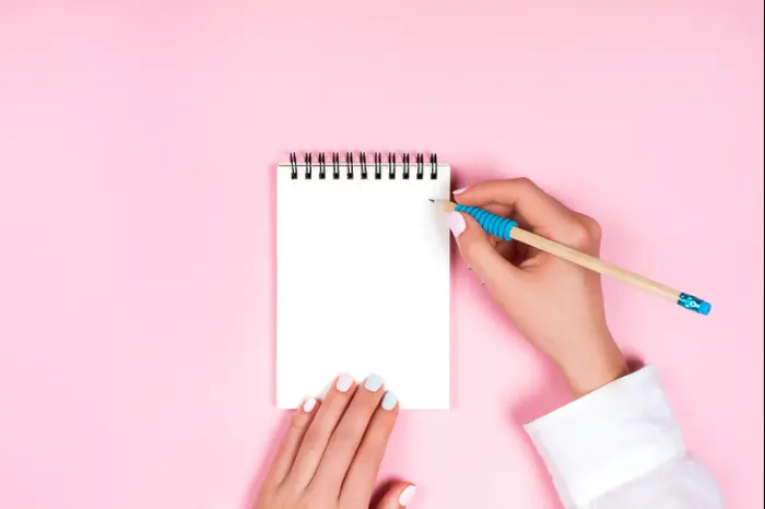 אישה כותבת בפנקס (ShutterStock) אישה כותבת בפנקס (ShutterStock)