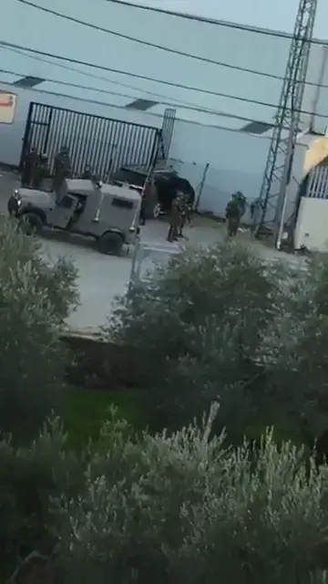מחבל ניסה לדרוס עם רכבו לוחמים שהיו בפעילות מבצעית באזור אל בירה שבפאתי העיר (אתר רשמי , צילום: עלאא אבו יעקוב) מחבל ניסה לדרוס עם רכבו לוחמים שהיו בפעילות מבצעית באזור אל בירה שבפאתי העיר (אתר רשמי , צילום: עלאא אבו יעקוב)