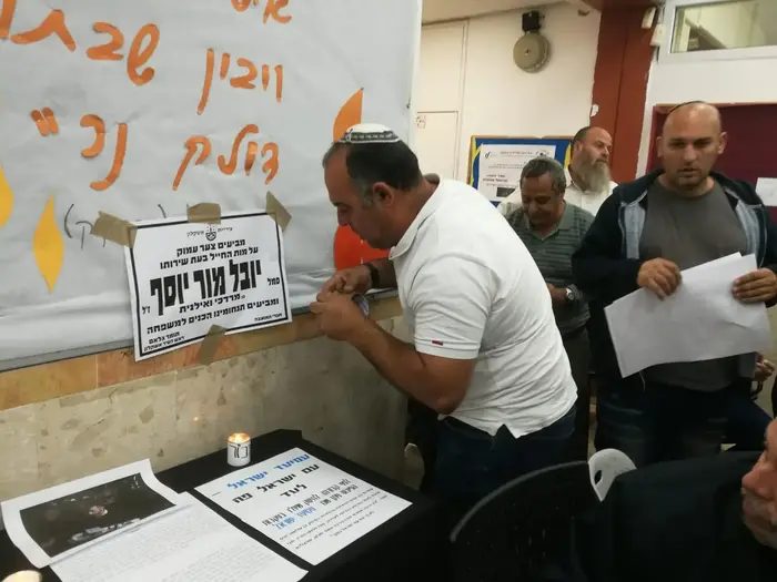 חבריו של חייל צה"ל יובל מוריוסף שנהרג בפיגוע בגבעת אסף התאספו בתיכון מקיף ב' באשקלון עם היוודע מותו, 13 בדצמבר 2018 (שי מכלוף) חבריו של חייל צה"ל יובל מוריוסף שנהרג בפיגוע בגבעת אסף התאספו בתיכון מקיף ב' באשקלון עם היוודע מותו, 13 בדצמבר 2018 (שי מכלוף)