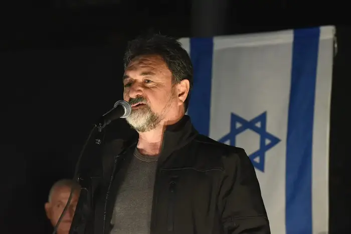 ולדימיר לוברסקי בהפגנה בכיכר רבין של משפחות שכולות של הרוגים בפיגועים 15 בדצמבר 2018 (ראובן קסטרו) ולדימיר לוברסקי בהפגנה בכיכר רבין של משפחות שכולות של הרוגים בפיגועים 15 בדצמבר 2018 (ראובן קסטרו)