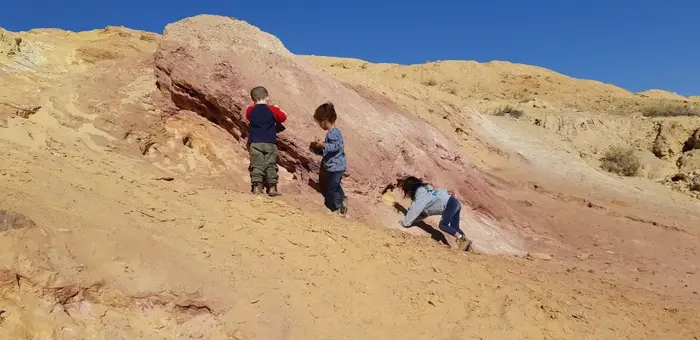 ילדים מטיילים במכתש הגדול במצפה רמון, 15 בדצמבר 2018 (רשות הטבע והגנים , מור אטינגר) ילדים מטיילים במכתש הגדול במצפה רמון, 15 בדצמבר 2018 (רשות הטבע והגנים , מור אטינגר)