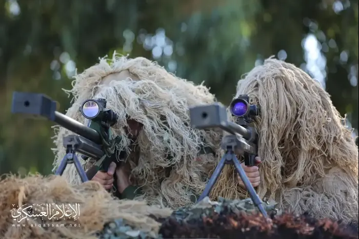 חיילים בהסוואה בתערוכה הצבאית של גדודי הקסאם בחאן יונס, 15 בדצמבר 2018 (ללא שם) חיילים בהסוואה בתערוכה הצבאית של גדודי הקסאם בחאן יונס, 15 בדצמבר 2018 (ללא שם)