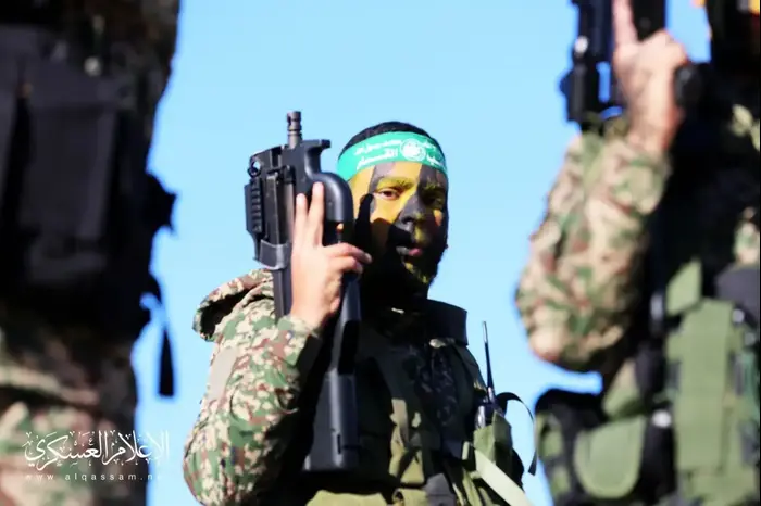 חייל בתערוכה הצבאית של גדודי הקסאם בחאן יונס, 15 בדצמבר 2018 (ללא שם) חייל בתערוכה הצבאית של גדודי הקסאם בחאן יונס, 15 בדצמבר 2018 (ללא שם)