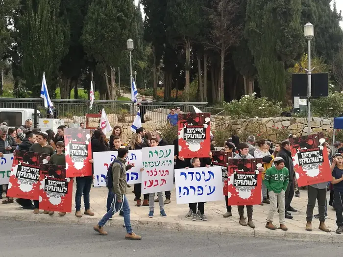 הפגנת מועצות יהודה ושומרון מול משרד ראש הממשלה בירושלים, דצמבר 2018 (שי מכלוף) הפגנת מועצות יהודה ושומרון מול משרד ראש הממשלה בירושלים, דצמבר 2018 (שי מכלוף)