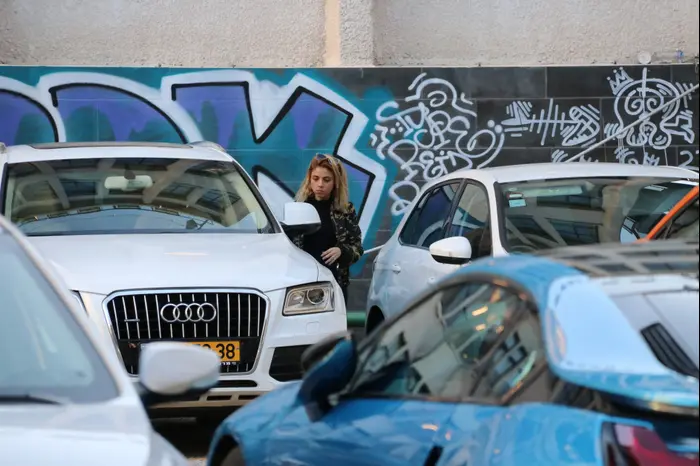 שירי מימון לועסת מסטיק (ניר פקין) שירי מימון לועסת מסטיק (ניר פקין)