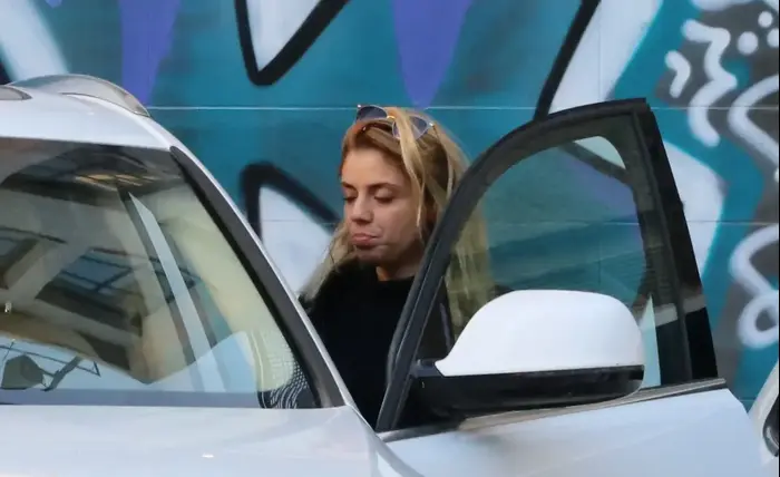 שירי מימון לועסת מסטיק (ניר פקין) שירי מימון לועסת מסטיק (ניר פקין)