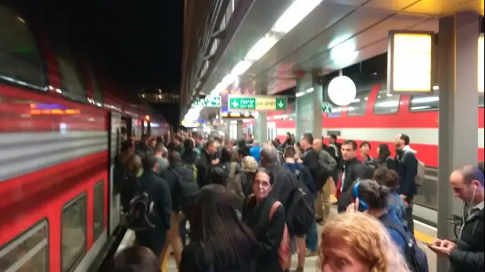 אירוע חריג בתחנת הרכבת בחדר לאחר שמסיבות תיפעוליות רכבת פרברית צפונה בדרכה לבנימינה נדרשה לסיים את נסיעתה בתחנת חדרה. נוסעים זועמים שהתבקשו לקחת רכבת אחרת להמשך דרכם, חסמו את דלתותיה של רכבת אחרת, 16 בדצמבר 2018 (צילום מסך , נטע יערי) אירוע חריג בתחנת הרכבת בחדר לאחר שמסיבות תיפעוליות רכבת פרברית צפונה בדרכה לבנימינה נדרשה לסיים את נסיעתה בתחנת חדרה. נוסעים זועמים שהתבקשו לקחת רכבת אחרת להמשך דרכם, חסמו את דלתותיה של רכבת אחרת, 16 בדצמבר 2018 (צילום מסך , נטע יערי)