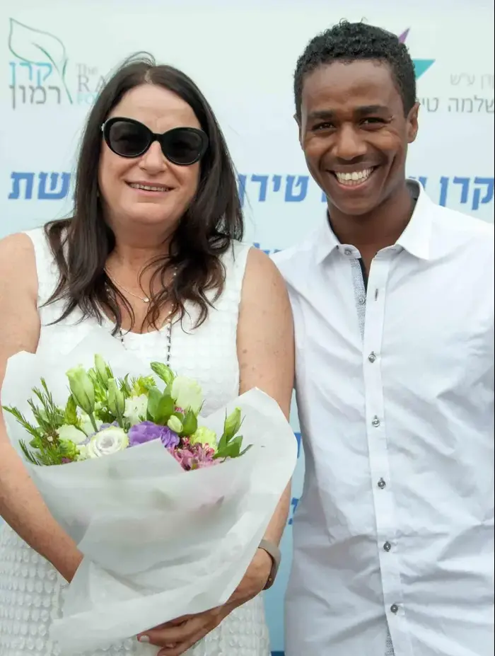דמאס פיקדה עם רונה רמון (אתר רשמי) דמאס פיקדה עם רונה רמון (אתר רשמי)