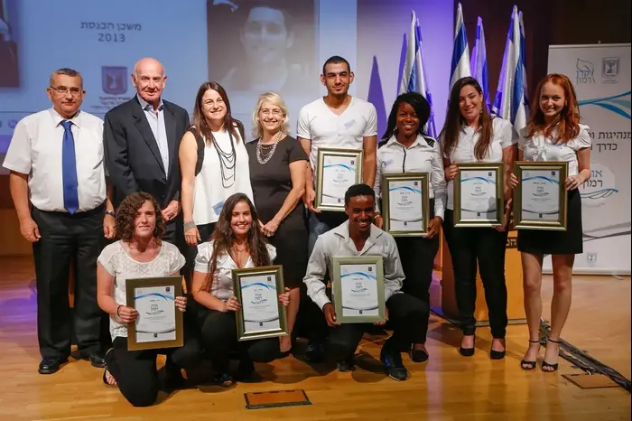 דמאס פיקדה עם רונה רמון (אתר רשמי) דמאס פיקדה עם רונה רמון (אתר רשמי)