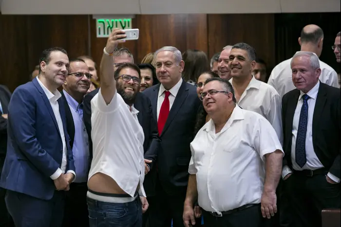 צילום סלפי של ח״כ אורן חזן (הליכוד) עם ראש הממשלה, בנימין נתניהו, ועם חברי הקואליציה לאחר שעבר בכנסת חוק הלאום. צולם על ידי אוליבייה פיטוסי עבור הארץ בכנסת ב-18 ביולי (שימוש חד פעמי , אוליבייה פיטוסי) צילום סלפי של ח״כ אורן חזן (הליכוד) עם ראש הממשלה, בנימין נתניהו, ועם חברי הקואליציה לאחר שעבר בכנסת חוק הלאום. צולם על ידי אוליבייה פיטוסי עבור הארץ בכנסת ב-18 ביולי (שימוש חד פעמי , אוליבייה פיטוסי)