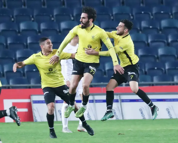 שחקני בית"ר נורדיה ירושלים חוגגים עם אבי יוסף (במרכז) (דני מרון) שחקני בית"ר נורדיה ירושלים חוגגים עם אבי יוסף (במרכז) (דני מרון)
