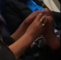 נוסעת עושה פדיקור לשכנה בטיסה (צילום מסך , passengershaming) נוסעת עושה פדיקור לשכנה בטיסה (צילום מסך , passengershaming)