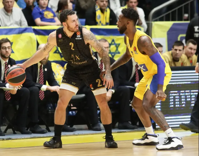 מייק ג'יימס שחקן מילאנו מול דיאנדרה קיין שחקן מכבי תל אביב (דני מרון) מייק ג'יימס שחקן מילאנו מול דיאנדרה קיין שחקן מכבי תל אביב (דני מרון)