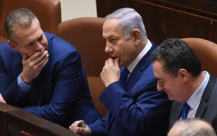 בנימין נתניהו בכנסת ההצבעה על פיזור הכנסת. יום רביעי 20:00 בערב, מליאת הכנסת (ראובן קסטרו) בנימין נתניהו בכנסת ההצבעה על פיזור הכנסת. יום רביעי 20:00 בערב, מליאת הכנסת (ראובן קסטרו)