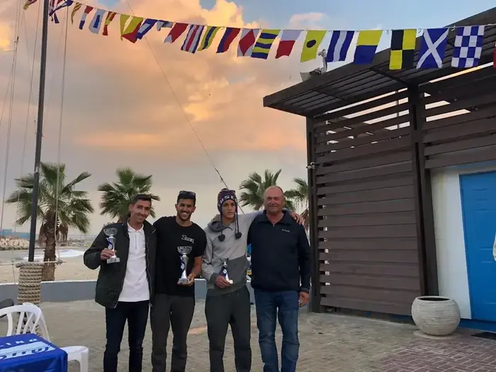 גילי אמיר יו"ר איגוד השייט (מימין) עם יואב כהן, שחר צוברי, אופק אלימלך (אתר רשמי , איגוד השייט) גילי אמיר יו"ר איגוד השייט (מימין) עם יואב כהן, שחר צוברי, אופק אלימלך (אתר רשמי , איגוד השייט)