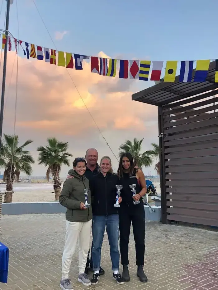 נוי דריהן (מימין) עם יו"ר האיגוד גילי אמיר, קטי ספיצ'קוב, מאיה מוריס (אתר רשמי , איגוד השייט) נוי דריהן (מימין) עם יו"ר האיגוד גילי אמיר, קטי ספיצ'קוב, מאיה מוריס (אתר רשמי , איגוד השייט)