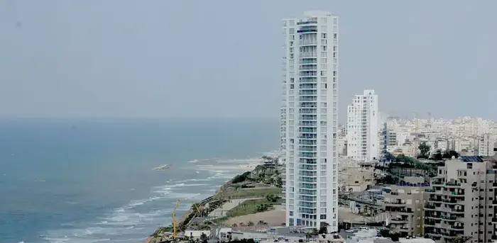 המלון בנתניה (גלובס , צילום: איל יצהר) המלון בנתניה (גלובס , צילום: איל יצהר)