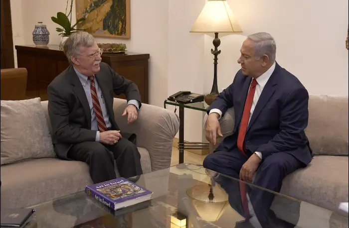 היועץ לביטחון לאומי של ארה"ב ג'ון בולטון נפגש עם ראש ממשלת ישראל בנימין נתניהו במעון ראש הממשלה בירושלים, 6 בינואר 2019 (אתר רשמי , מתי שטרן, שגרירות ארה"ב בירושלים) היועץ לביטחון לאומי של ארה"ב ג'ון בולטון נפגש עם ראש ממשלת ישראל בנימין נתניהו במעון ראש הממשלה בירושלים, 6 בינואר 2019 (אתר רשמי , מתי שטרן, שגרירות ארה"ב בירושלים)