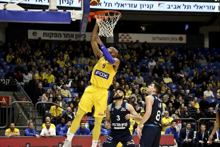 שחקן מכבי תל אביב אלכס טיוס (מגד גוזני)