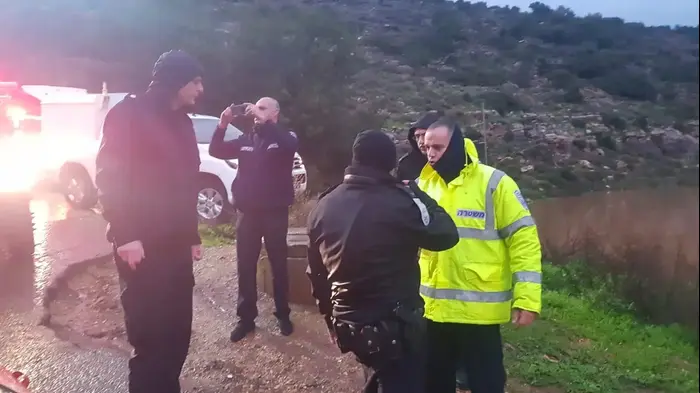 סריקות לאיתור נעדר שנסחף בנחל חילזון סמוך לכרמיאל (אתר רשמי , דוברות המשטרה) סריקות לאיתור נעדר שנסחף בנחל חילזון סמוך לכרמיאל (אתר רשמי , דוברות המשטרה)