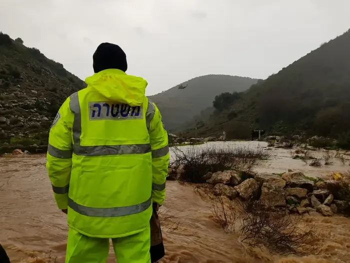 ערוכים סריקות לאיתור החייל שנסחף ונעדר בנחל חילזון (אתר רשמי , דוברות המשטרה) ערוכים סריקות לאיתור החייל שנסחף ונעדר בנחל חילזון (אתר רשמי , דוברות המשטרה)